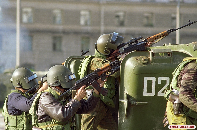 Во время штурма Белого дома в Москве, 1993 год