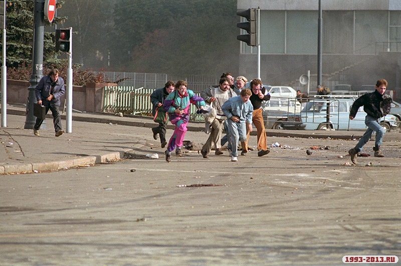 Идет штурм Белого дома в Москве, 1993 год